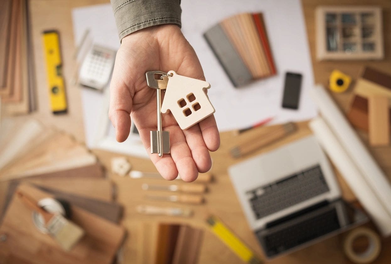 A person holding keys to their new home.